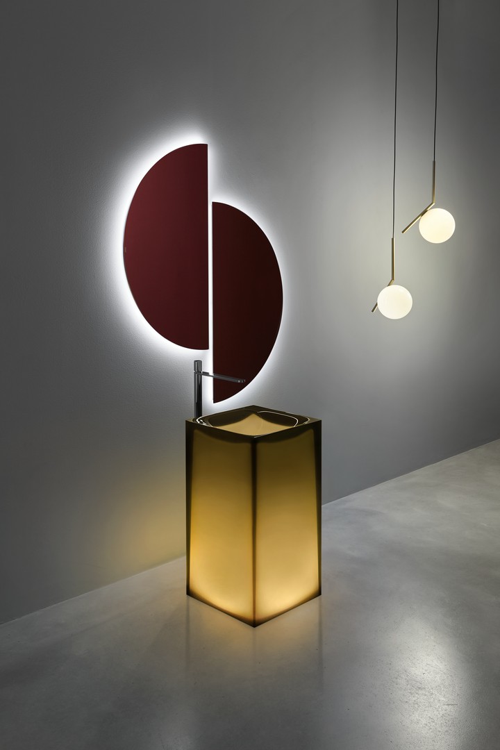 A rigorous and essential volume, softened by the translucency of Cristalmood