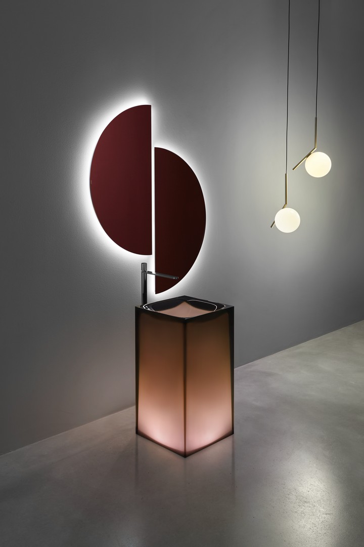 A rigorous and essential volume, softened by the translucency of Cristalmood