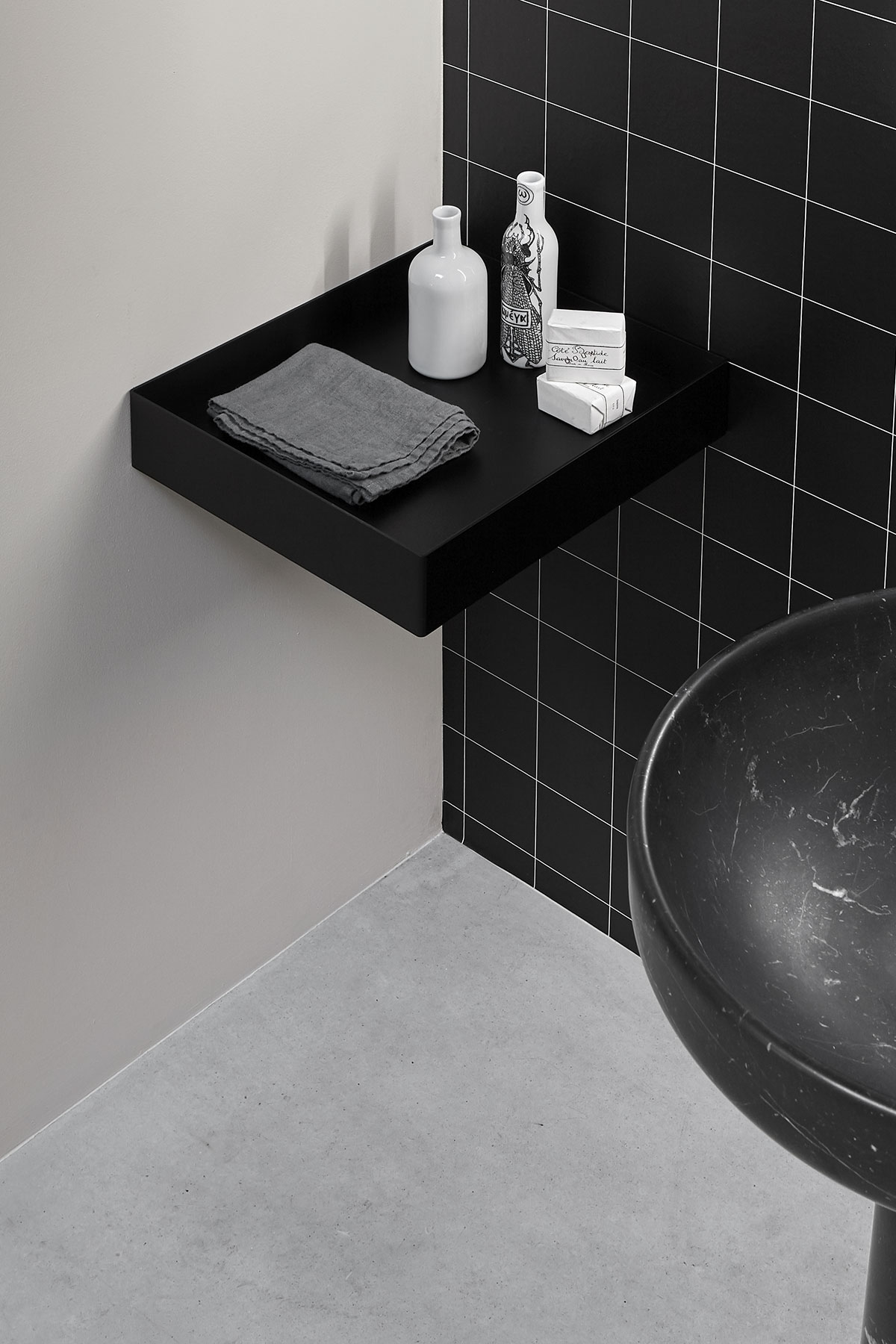 an organic DNA that softens the absolute geometries