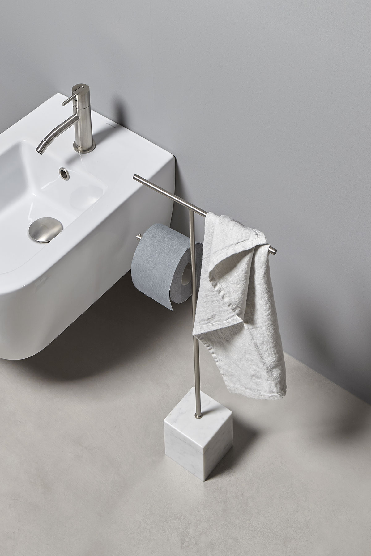 The cubic marble base refers to the precious heritage of the earth