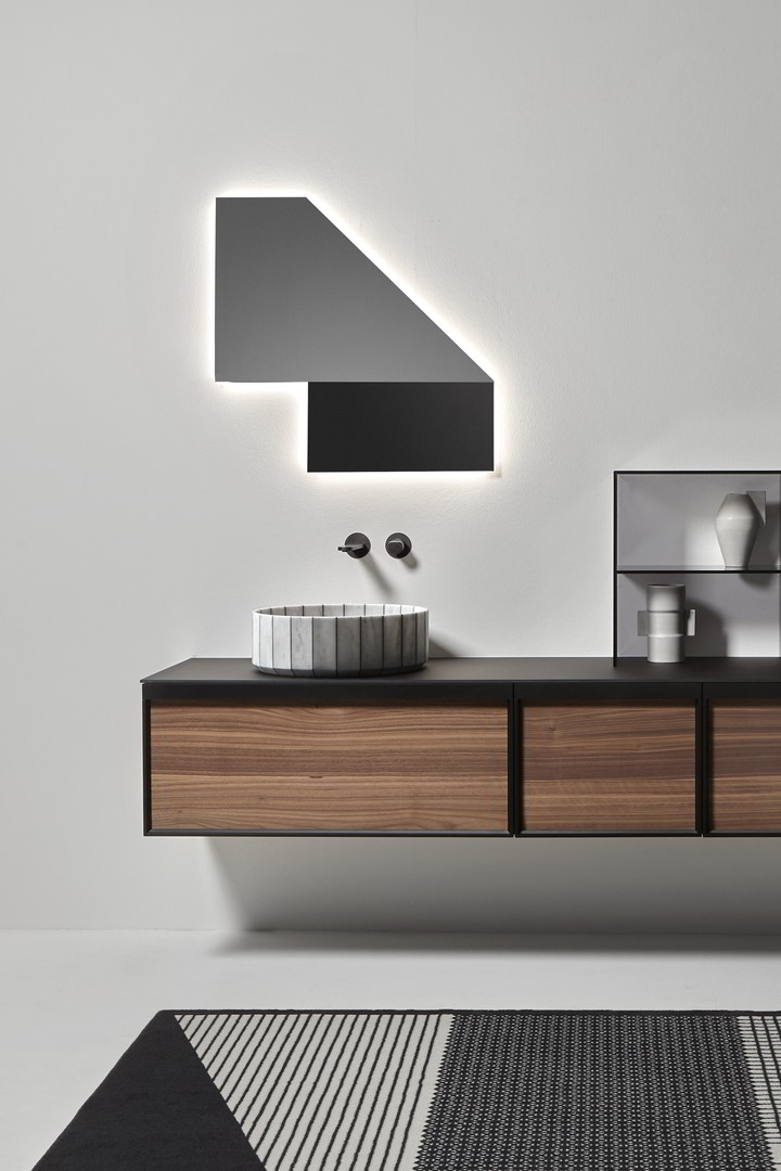 An imaginary fold that generates reflection.