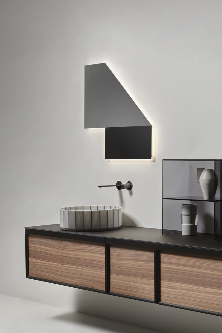 An imaginary fold that generates reflection.