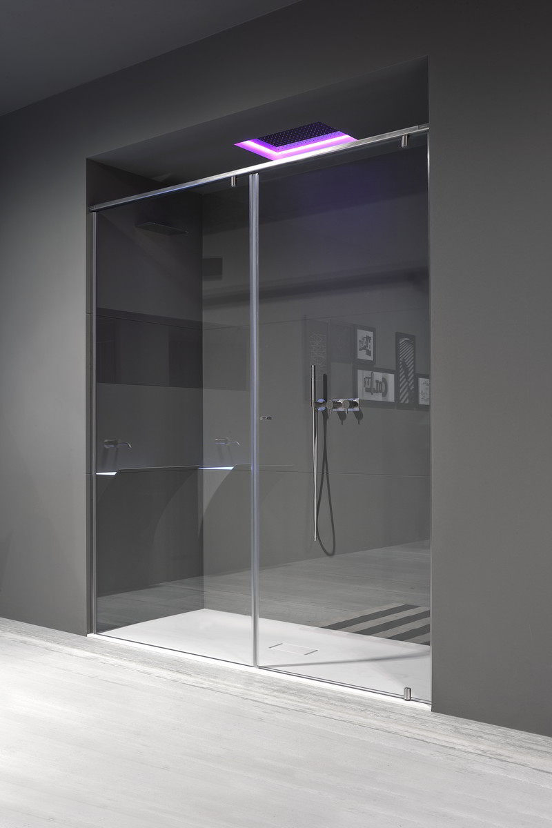 is a modular program of shower enclosures with an essential aesthetic design.