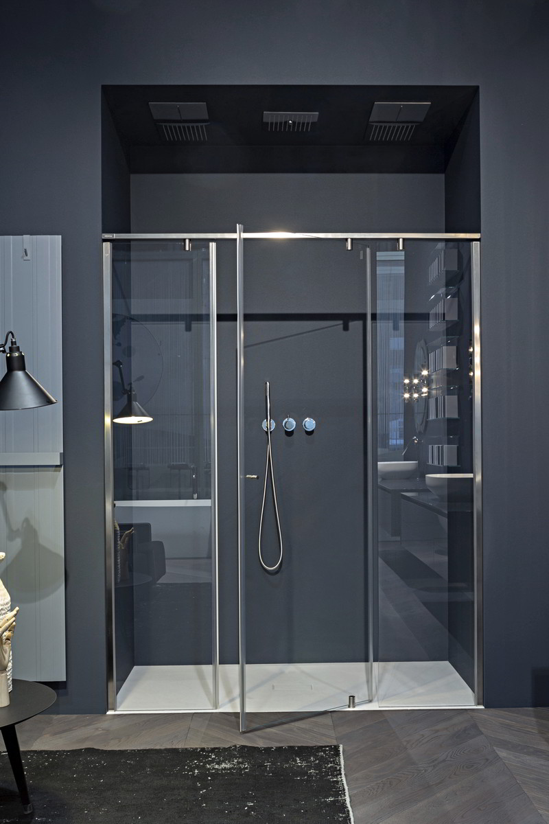 is a modular program of shower enclosures with an essential aesthetic design.