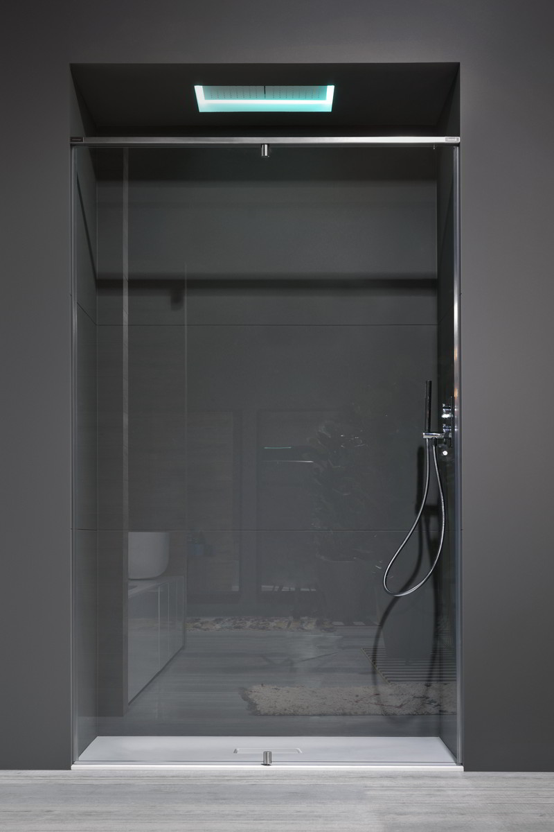 is a modular program of shower enclosures with an essential aesthetic design.