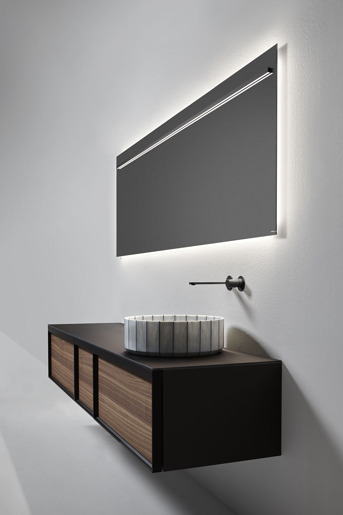 Once switched on, the double diffusion generates a perfect mood light.