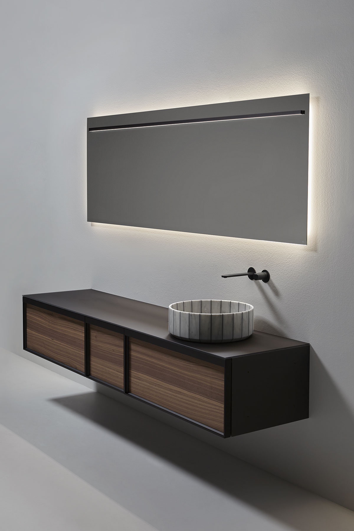 Once switched on, the double diffusion generates a perfect mood light.