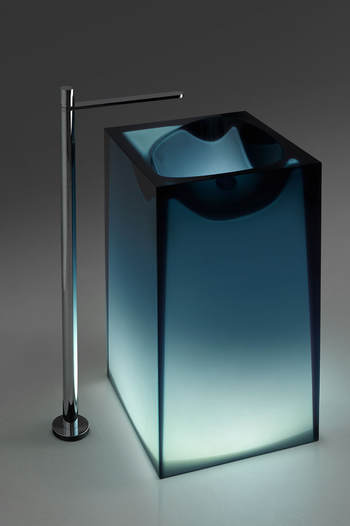 Indigo is characterized by its flat spout with a rounded profile and a particular control knob with a sculptural shape.