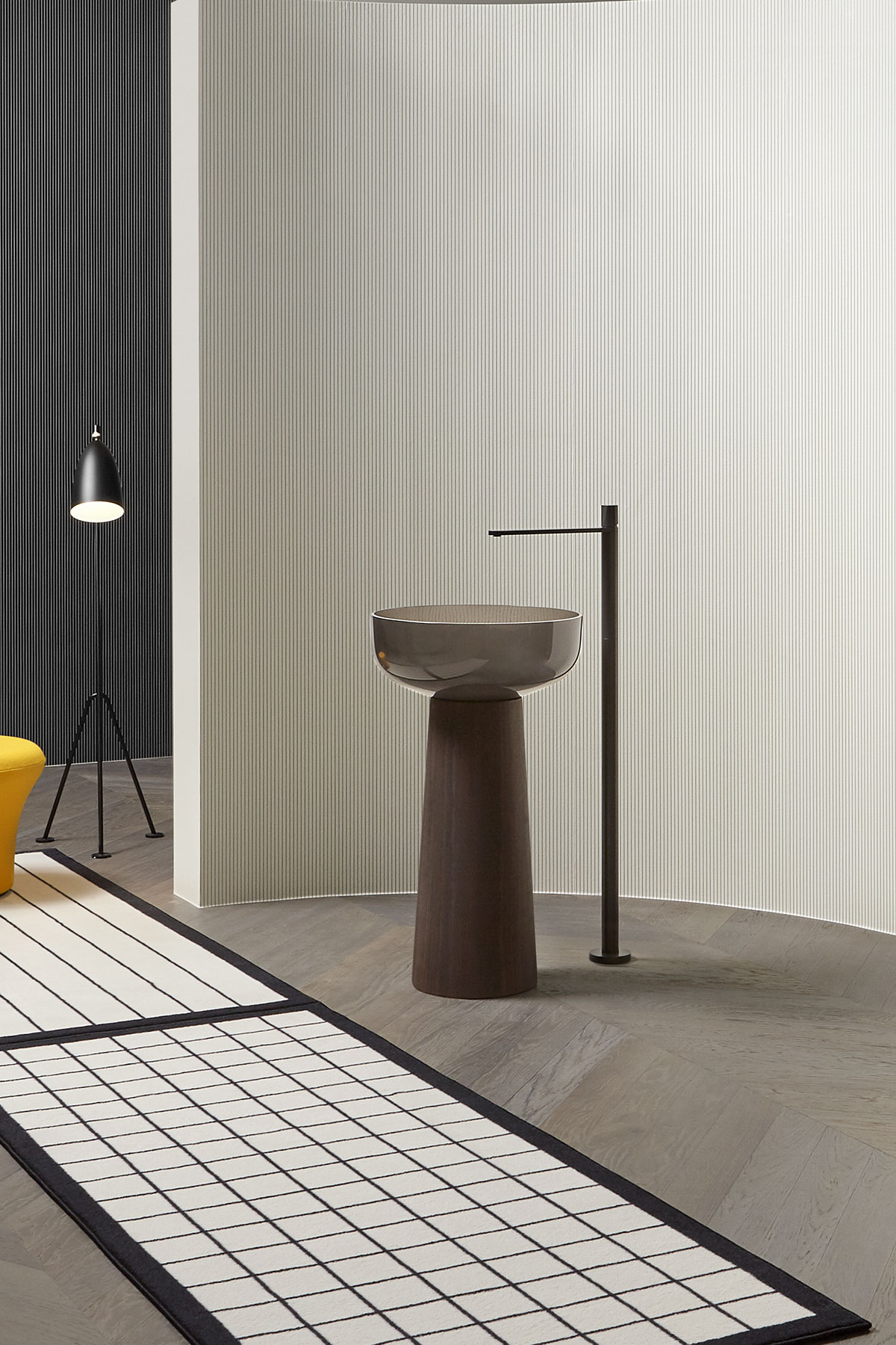 Indigo is characterized by its flat spout with a rounded profile and a particular control knob with a sculptural shape.