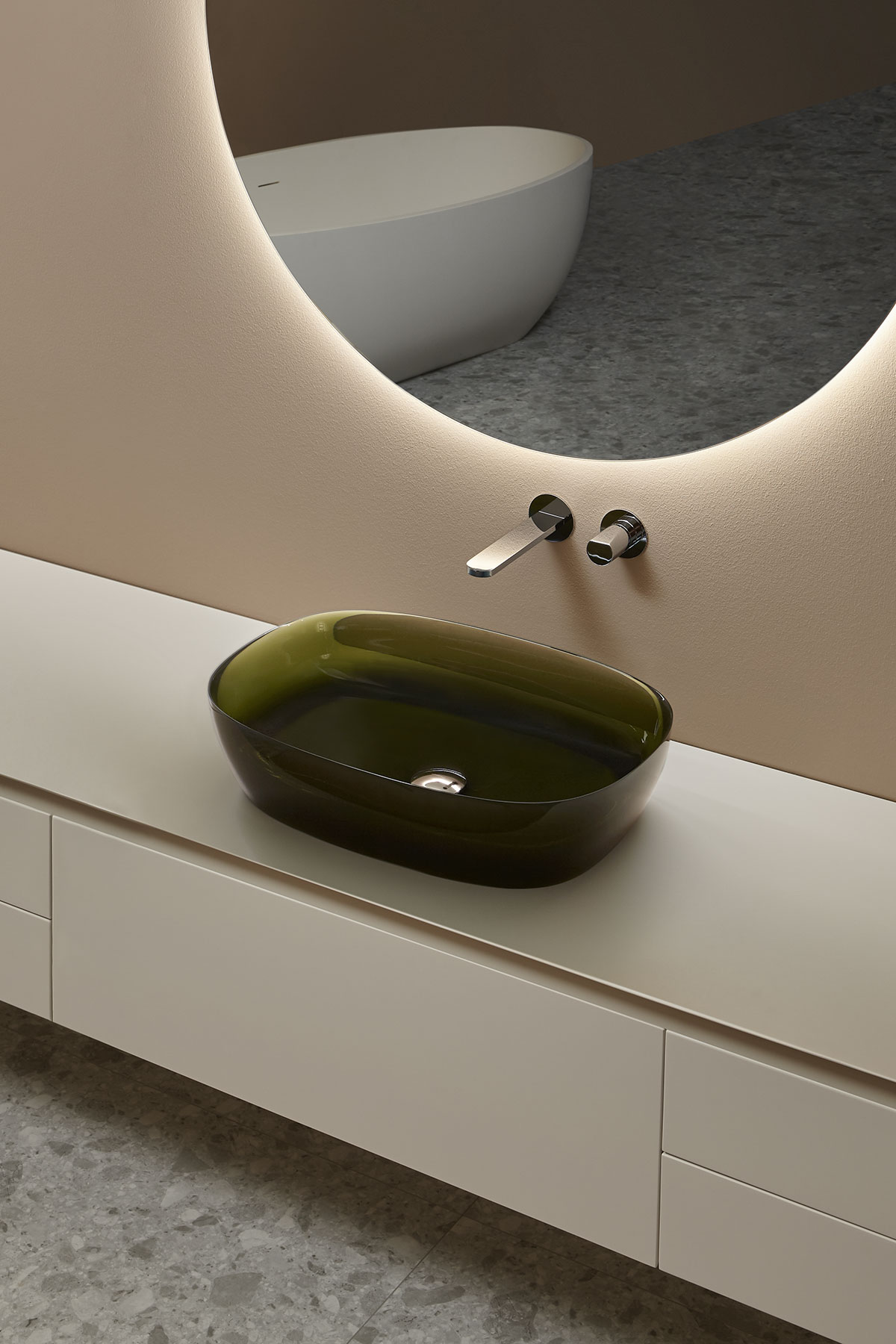 Indigo is characterized by its flat spout with a rounded profile and a particular control knob with a sculptural shape.