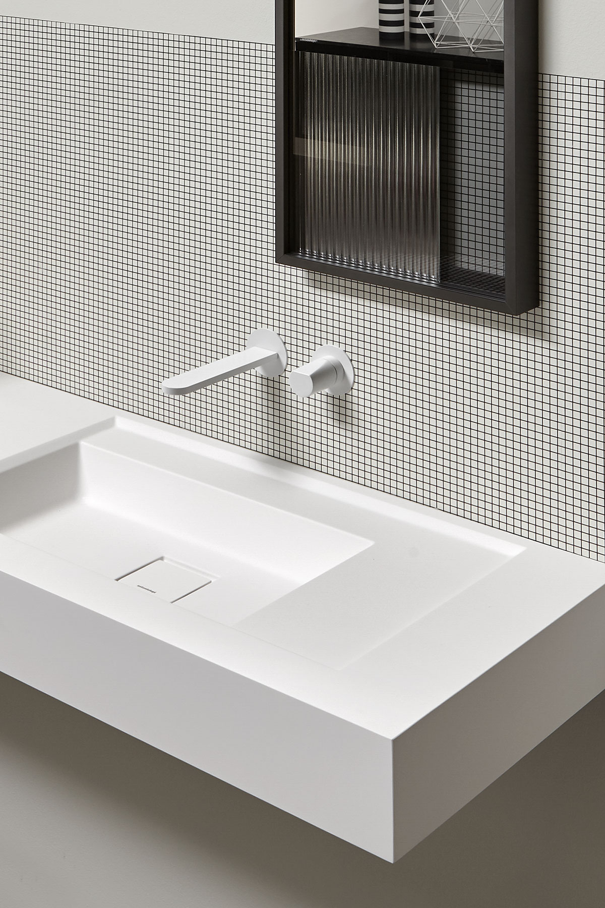 Indigo is characterized by its flat spout with a rounded profile and a particular control knob with a sculptural shape.