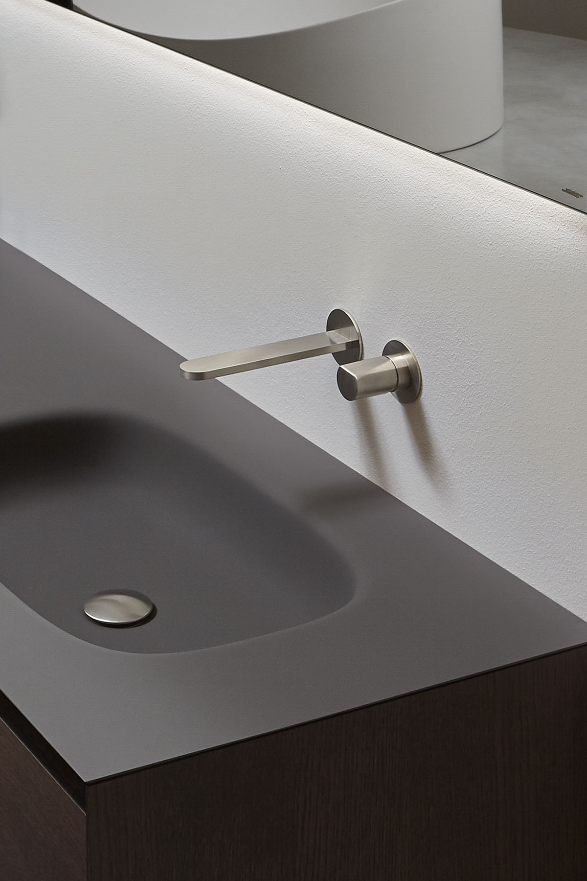 Indigo is characterized by its flat spout with a rounded profile and a particular control knob with a sculptural shape.