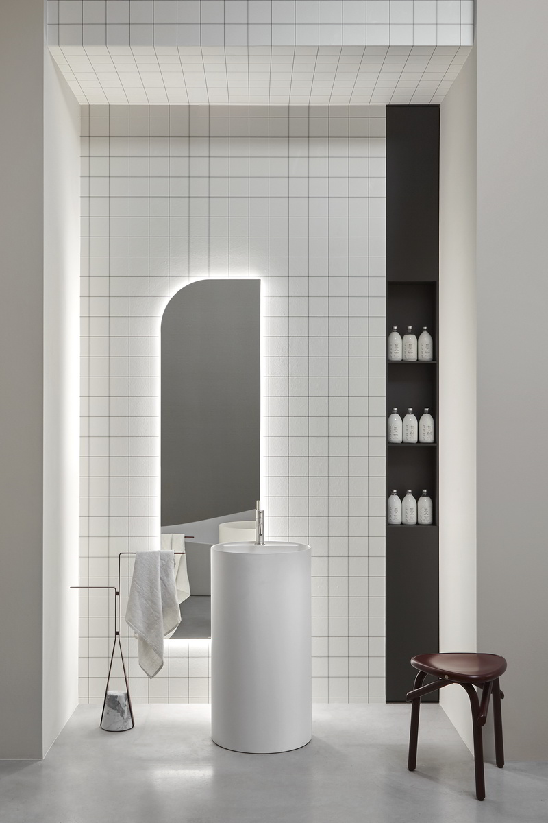 real geometric backdrops that refer to the image of avant-garde abstract.