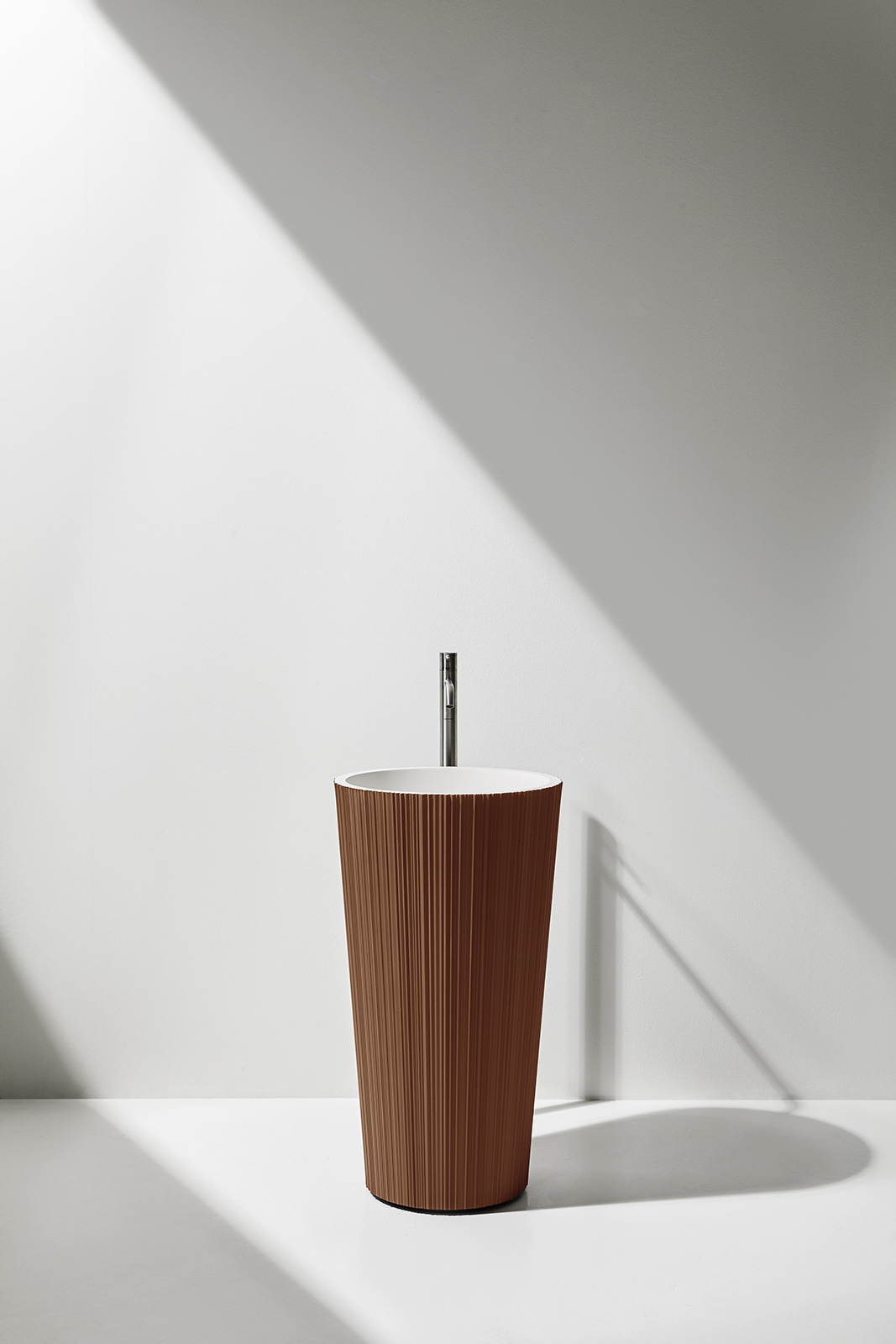 Plissè externally laquered with metal powder