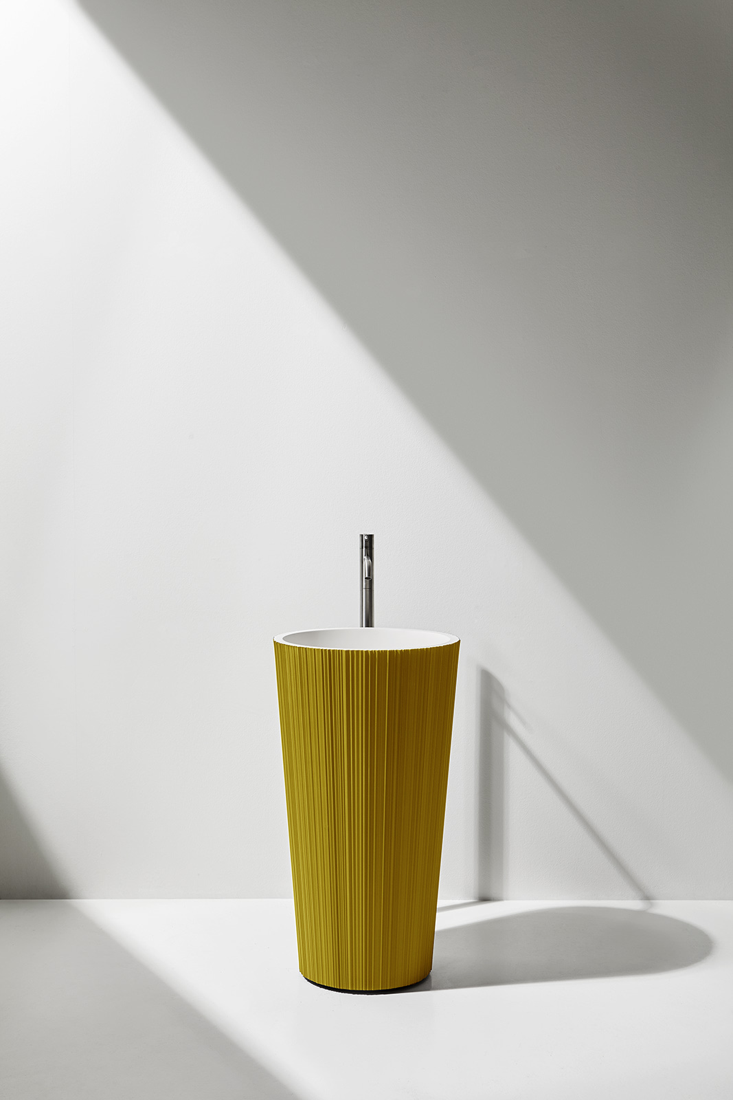 Plissè externally laquered with metal powder