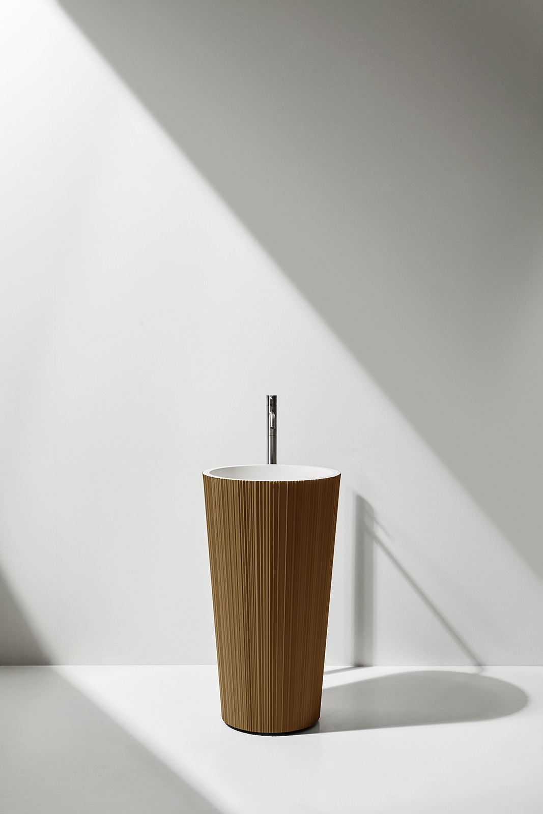 Plissè externally laquered with metal powder