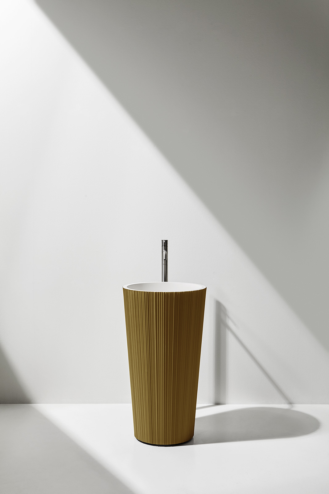 Plissè externally laquered with metal powder