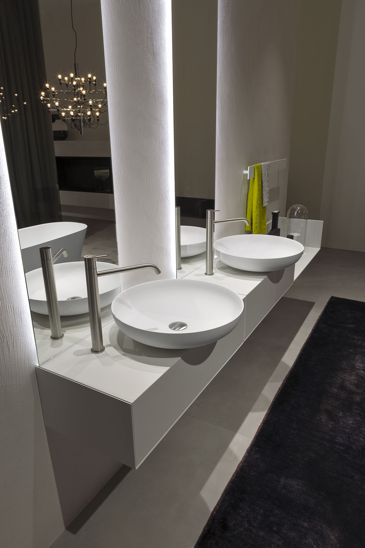 the base that disappears from view by amplifying the feeling of lightness and suspension