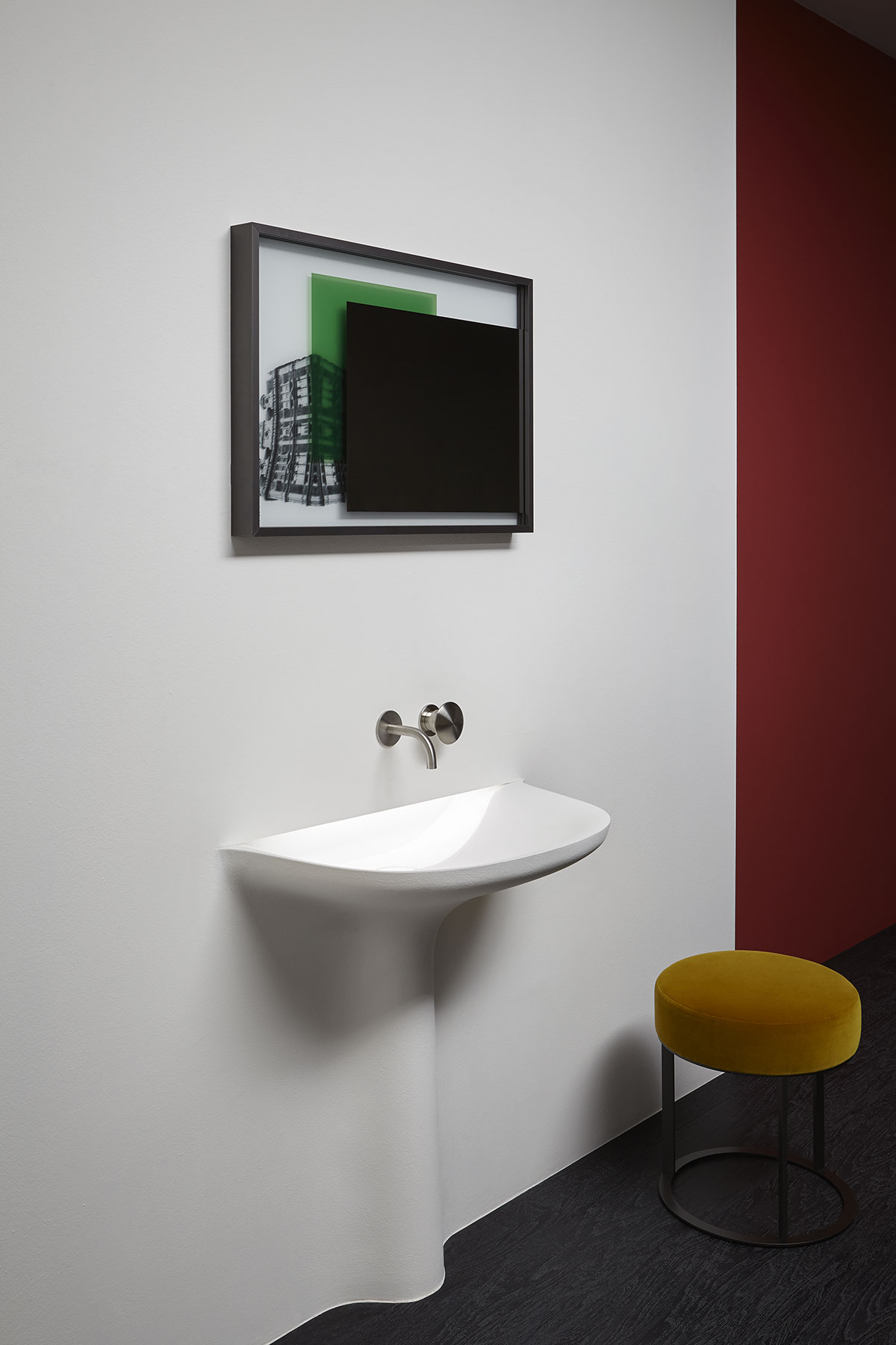 The last mirrored layer establishes a relationship with the observer, who becomes part of the image itself.