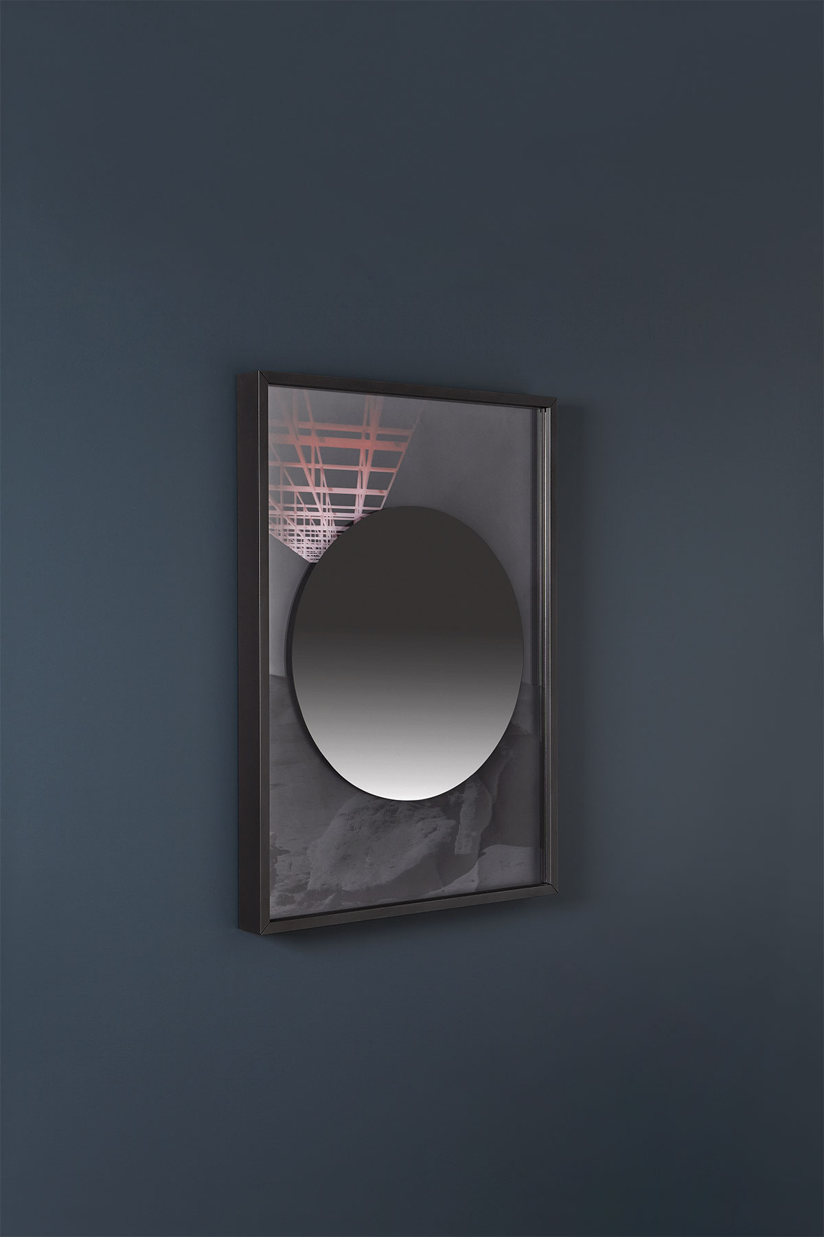 The last mirrored layer establishes a relationship with the observer, who becomes part of the image itself.