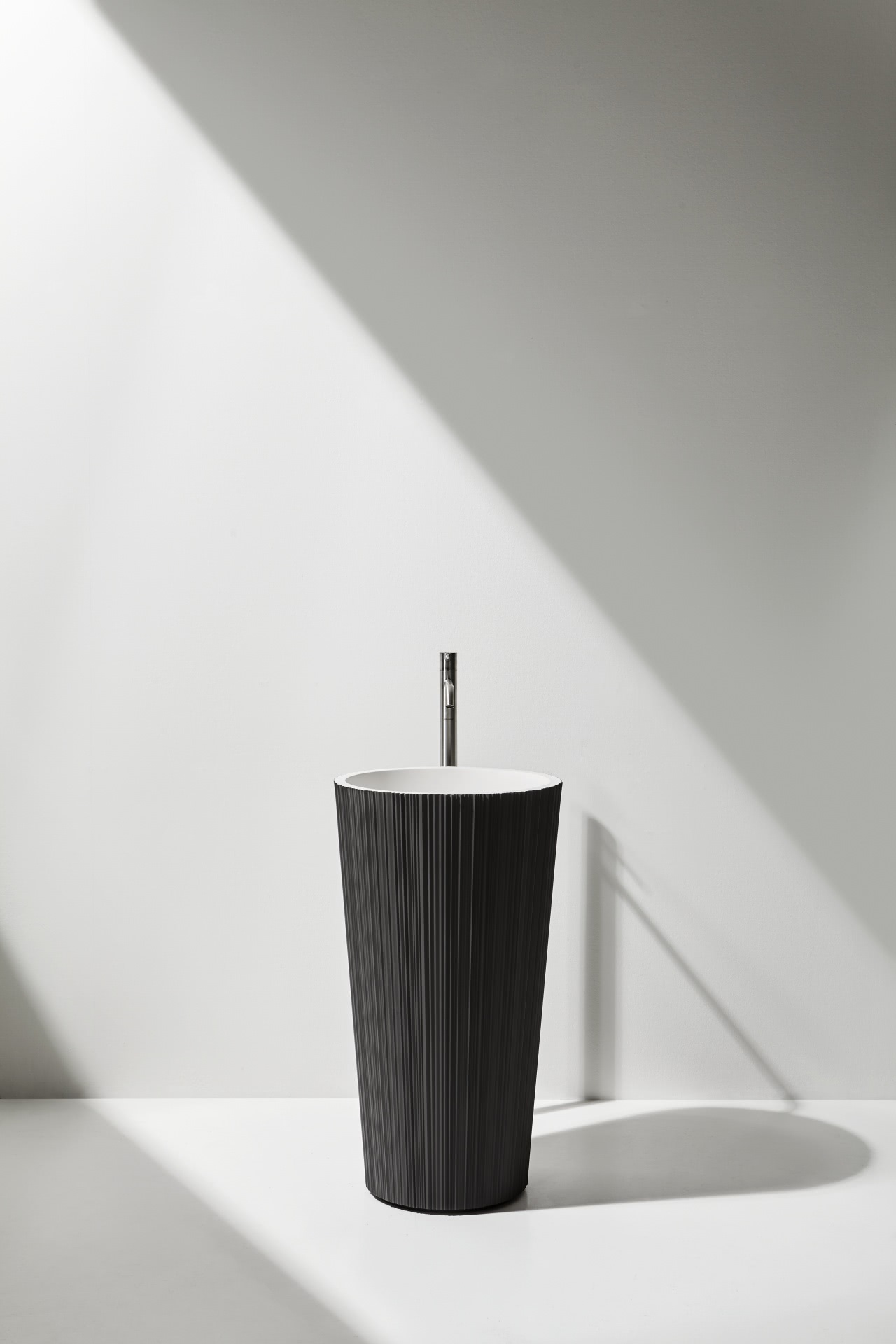 Plissè externally laquered with metal powder