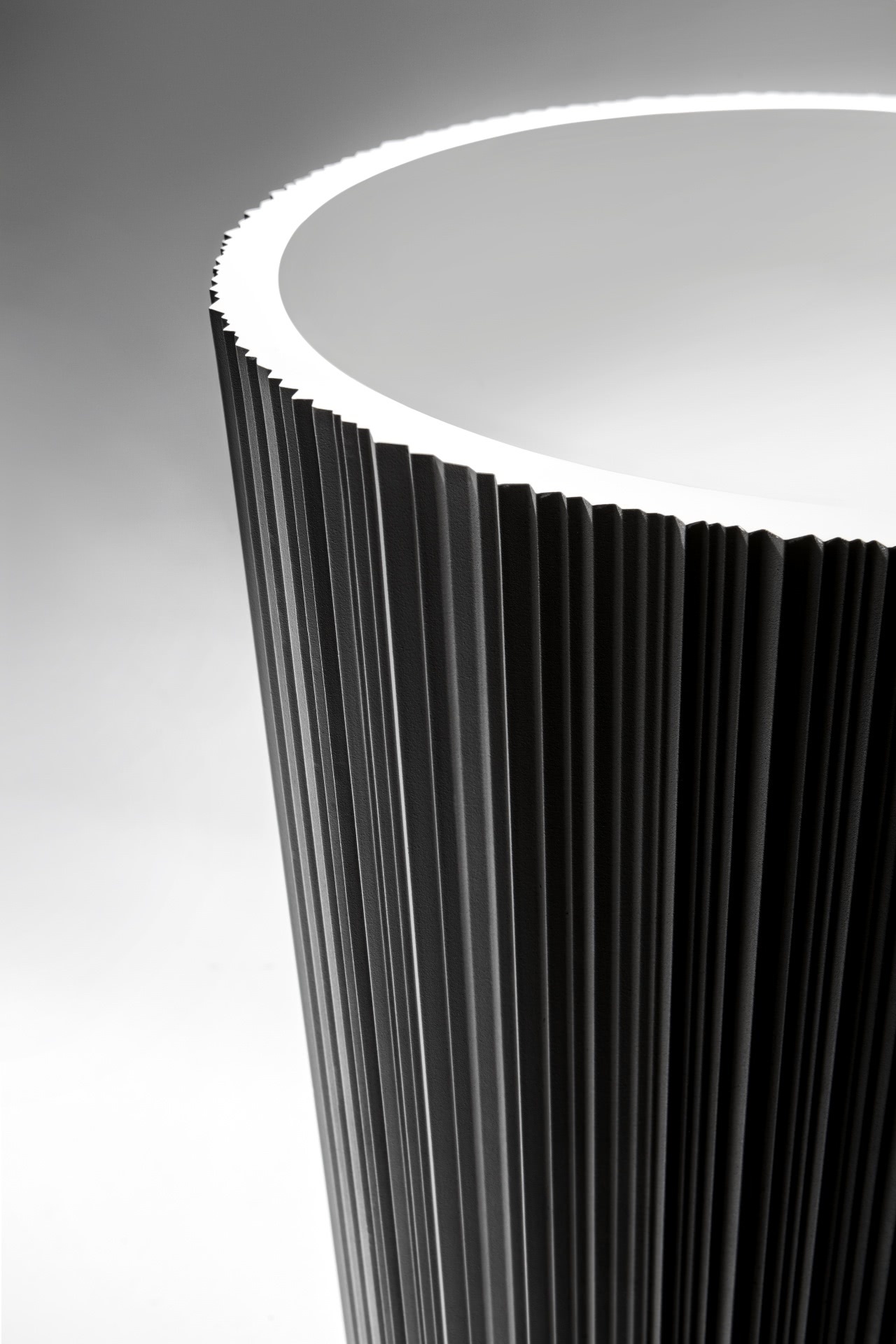 Plissè externally laquered with metal powder