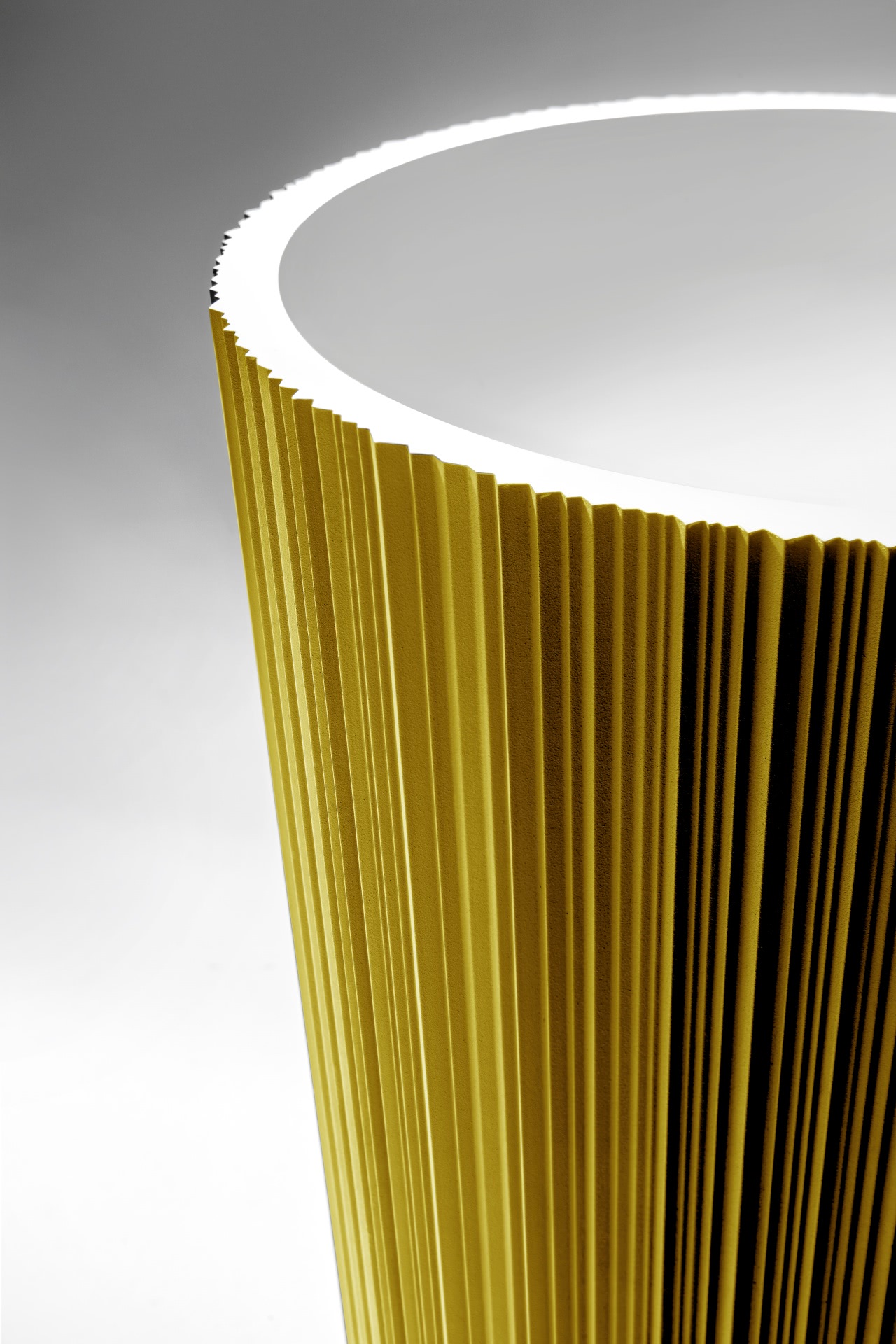 Plissè externally laquered with metal powder