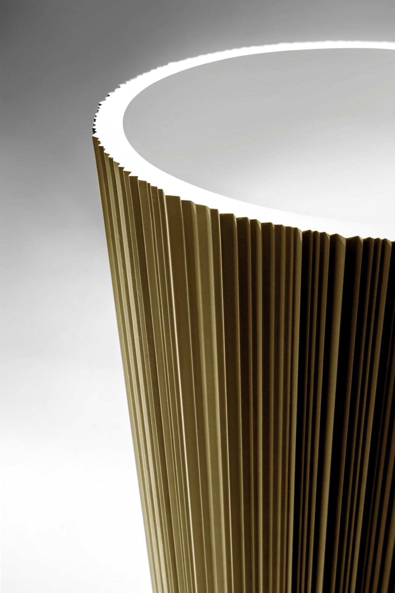 Plissè externally laquered with metal powder