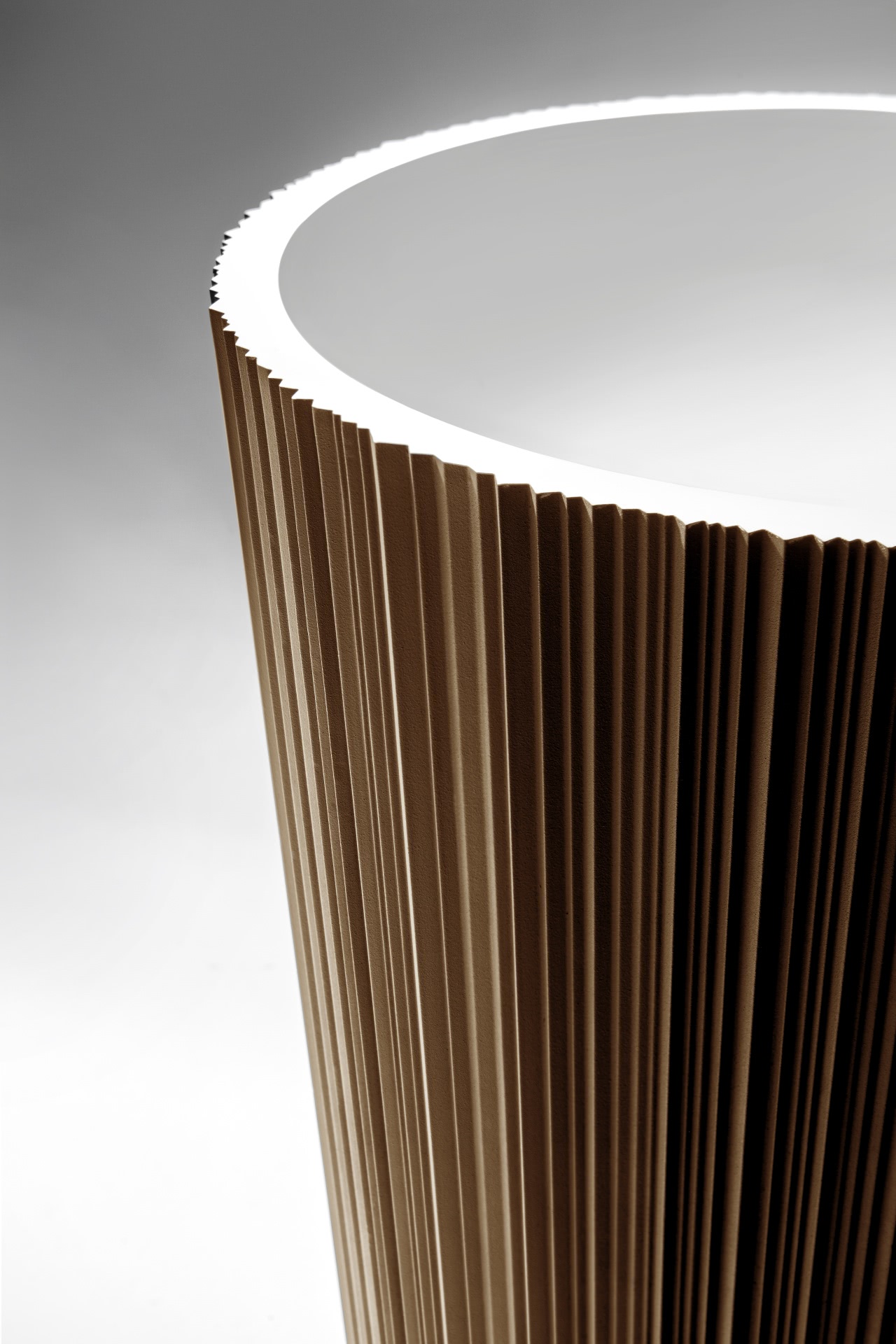 Plissè externally laquered with metal powder