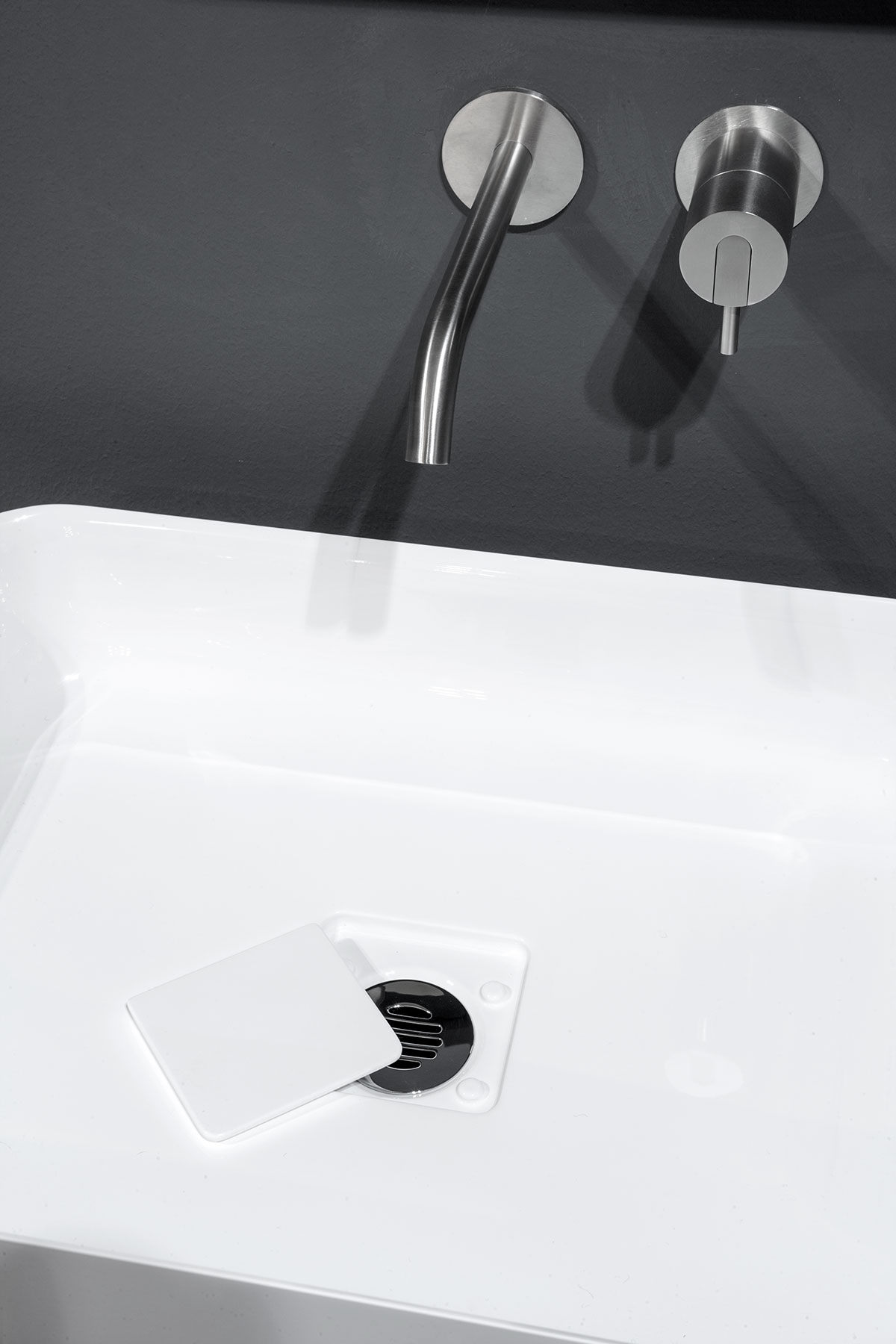 a feeling of lightness and sophisticated clean lines.