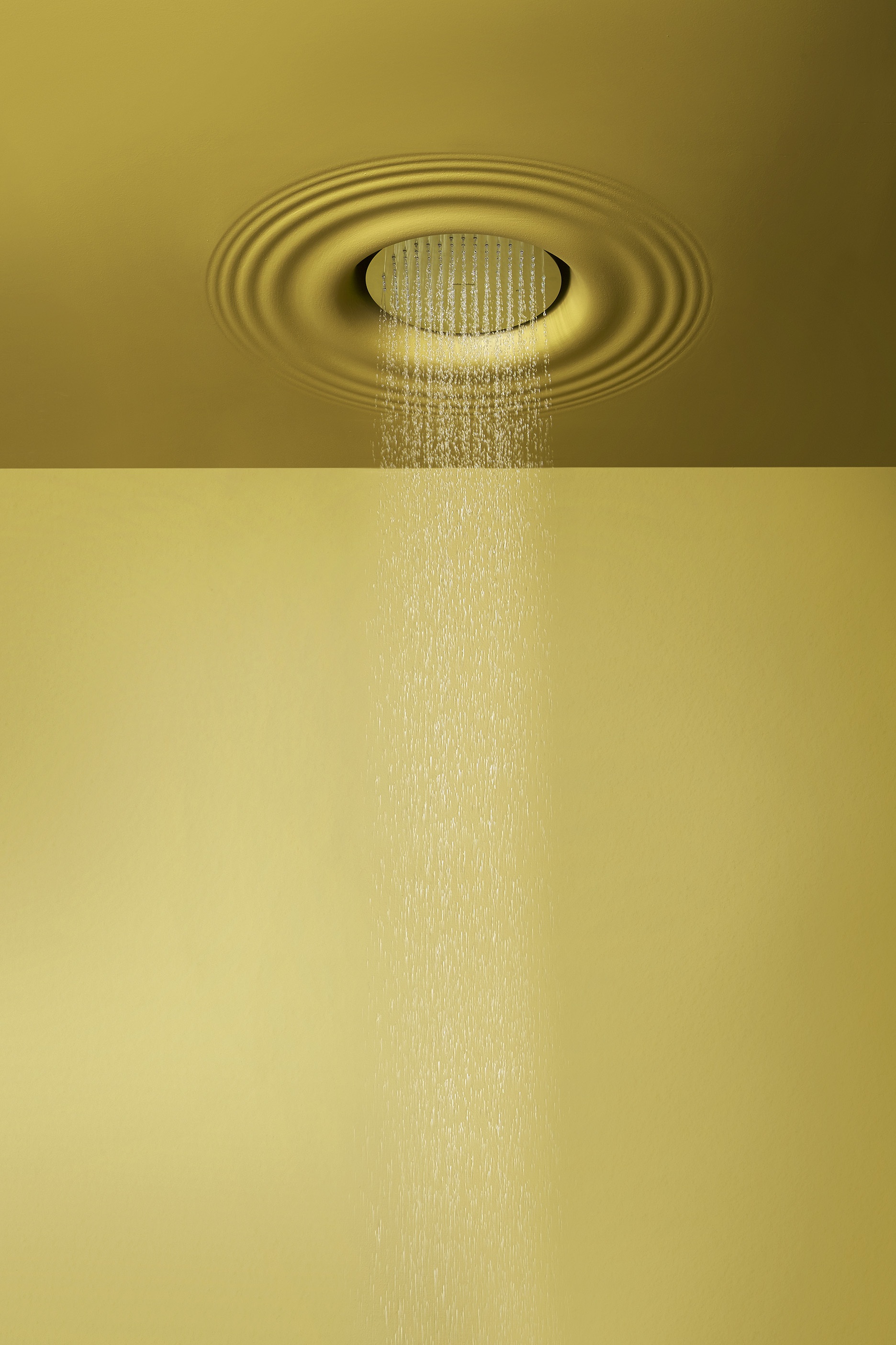 it is a showerhead integrated in the ceiling that reproduces the image of the effect generated by a drop of rain that hits the surface of the water.