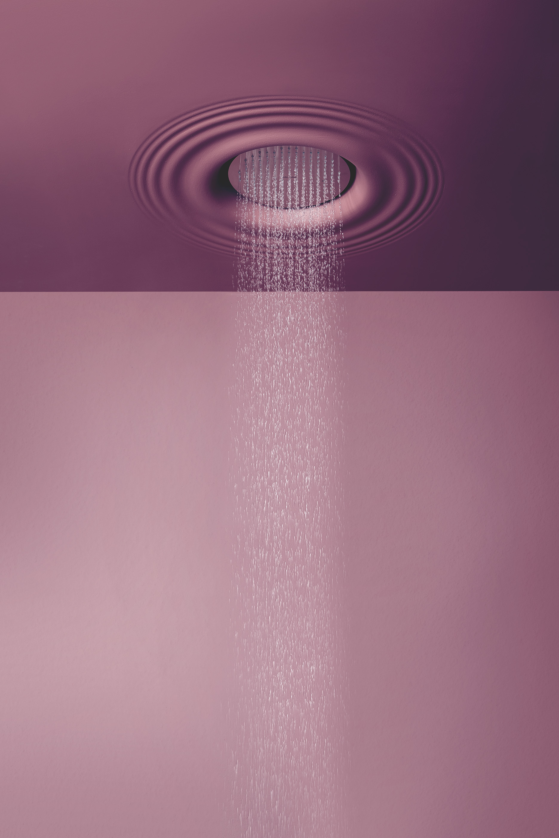 it is a showerhead integrated in the ceiling that reproduces the image of the effect generated by a drop of rain that hits the surface of the water.