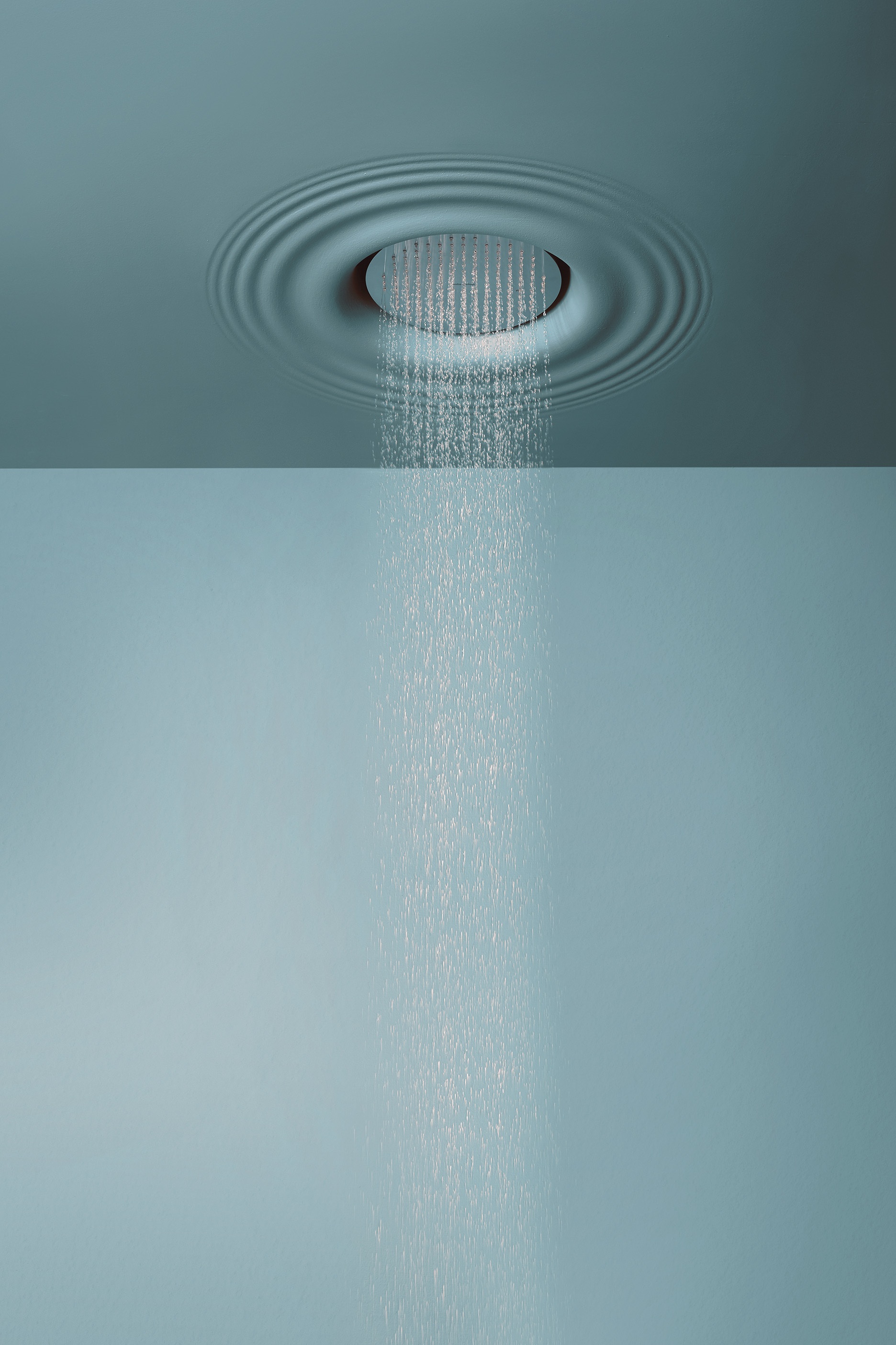 it is a showerhead integrated in the ceiling that reproduces the image of the effect generated by a drop of rain that hits the surface of the water.