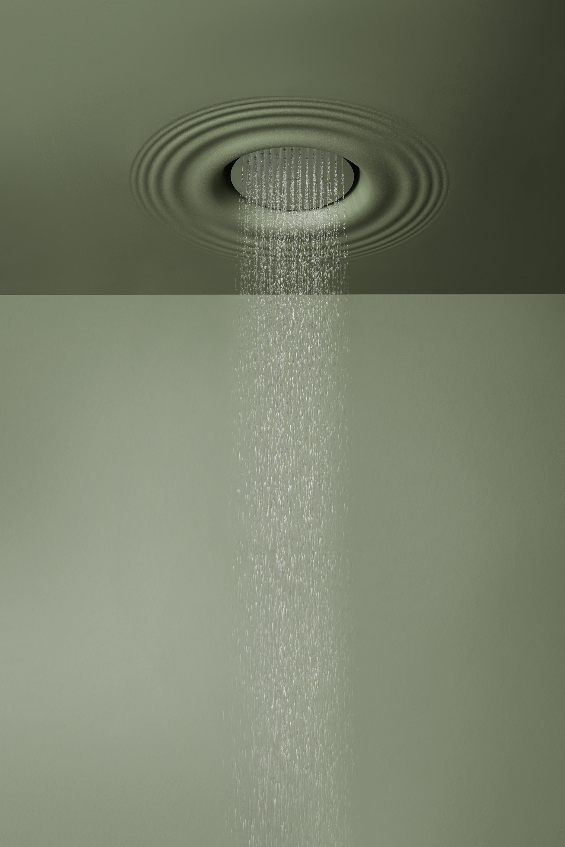 it is a showerhead integrated in the ceiling that reproduces the image of the effect generated by a drop of rain that hits the surface of the water.