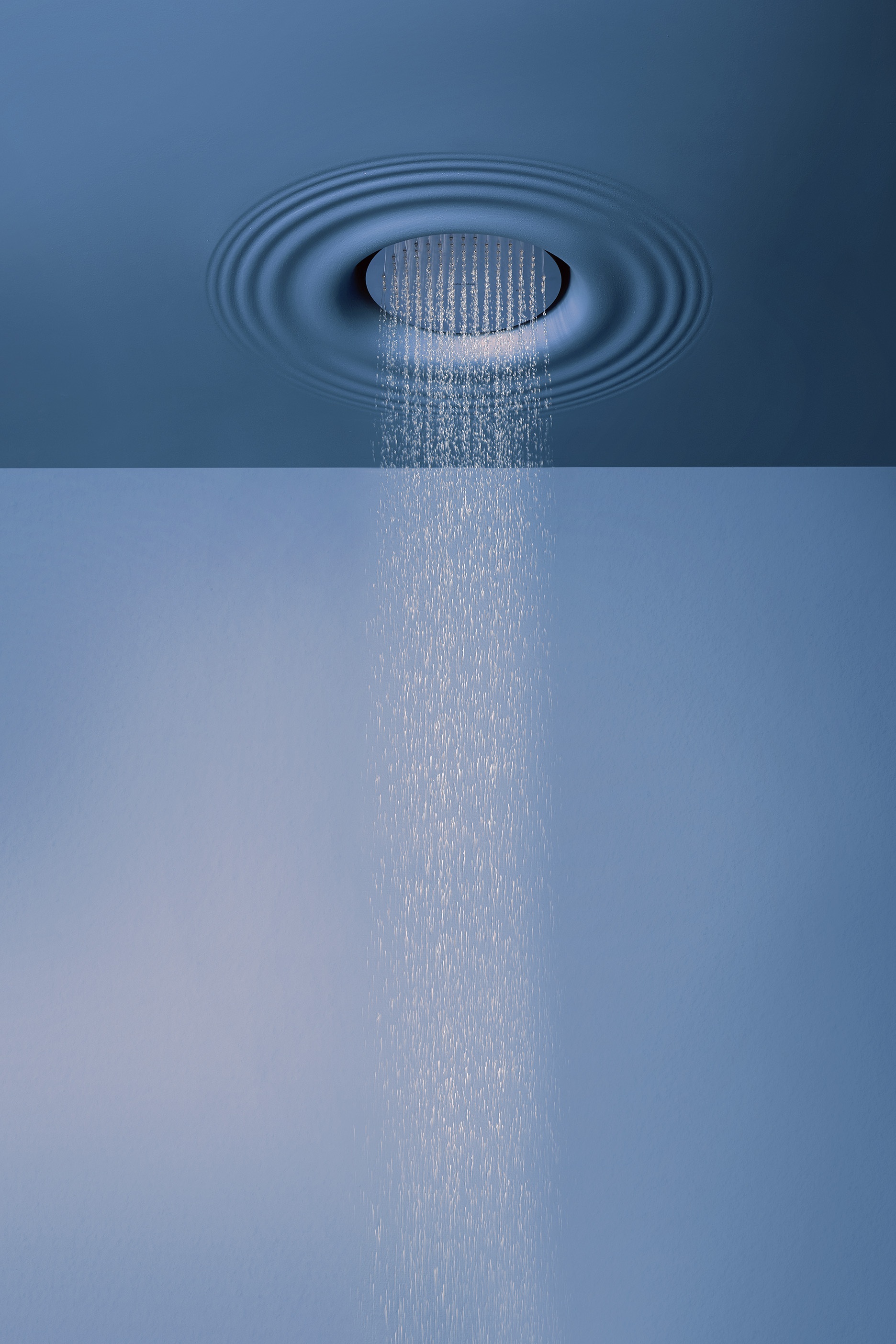 it is a showerhead integrated in the ceiling that reproduces the image of the effect generated by a drop of rain that hits the surface of the water.