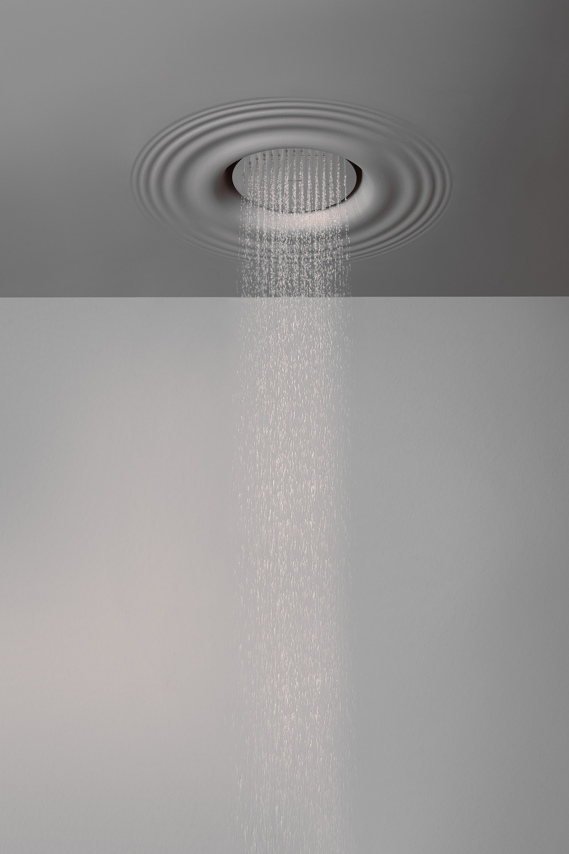 it is a showerhead integrated in the ceiling that reproduces the image of the effect generated by a drop of rain that hits the surface of the water.