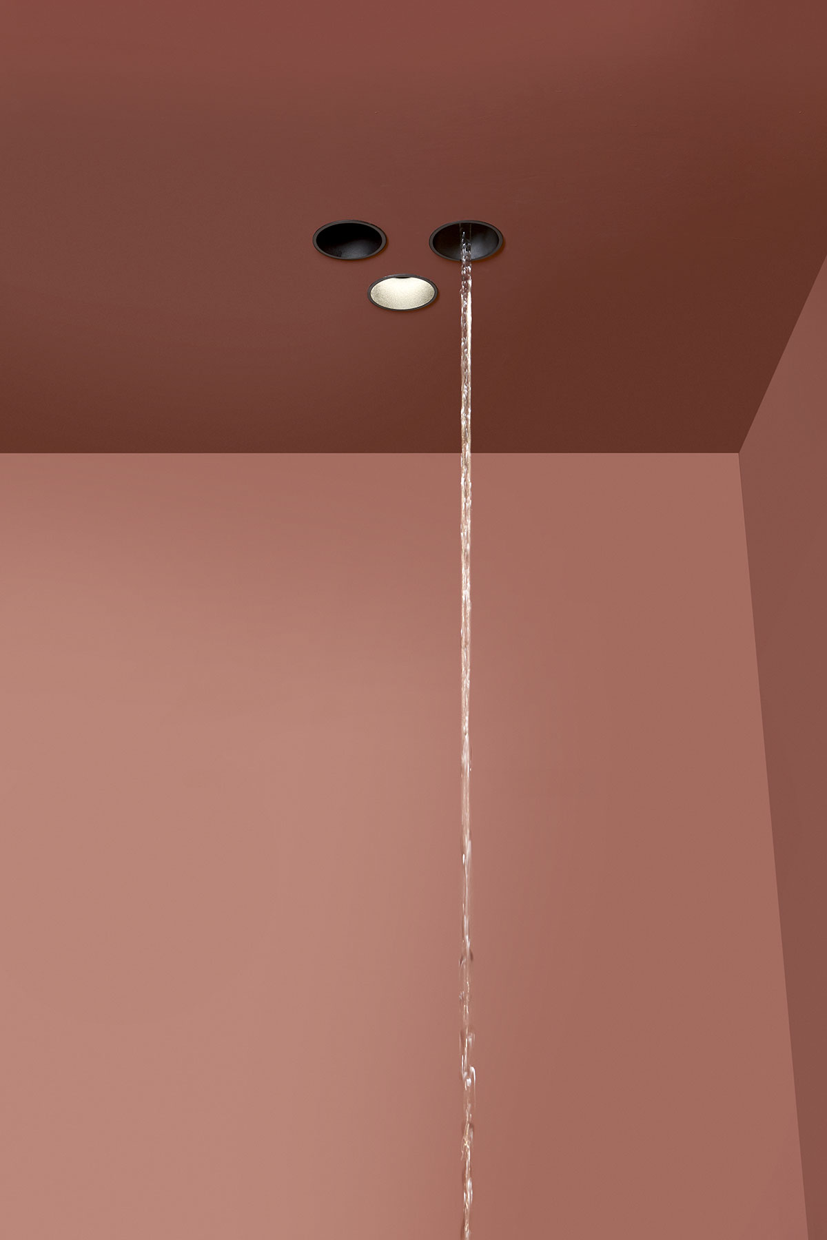  the overhead shower hides to leave the role of absolute protagonist to water.