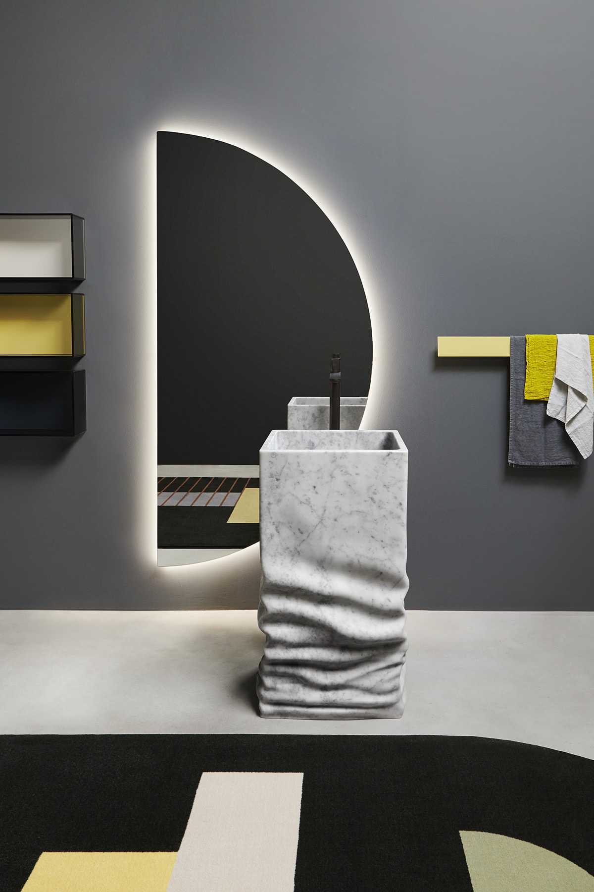 is the paradigm of tension that originates the shape of a  sink-sculpture in white marble.