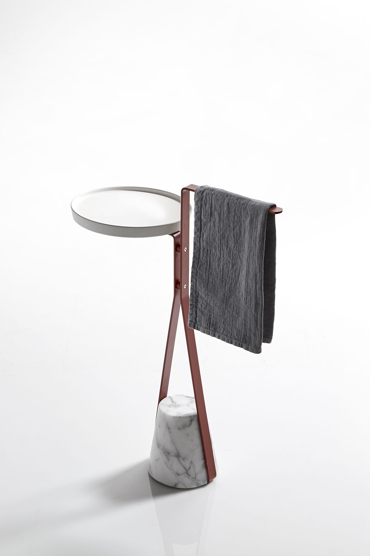 Like an elastic that is dragged downwards, but which then finds resistance and consistency to become a support in turn. 