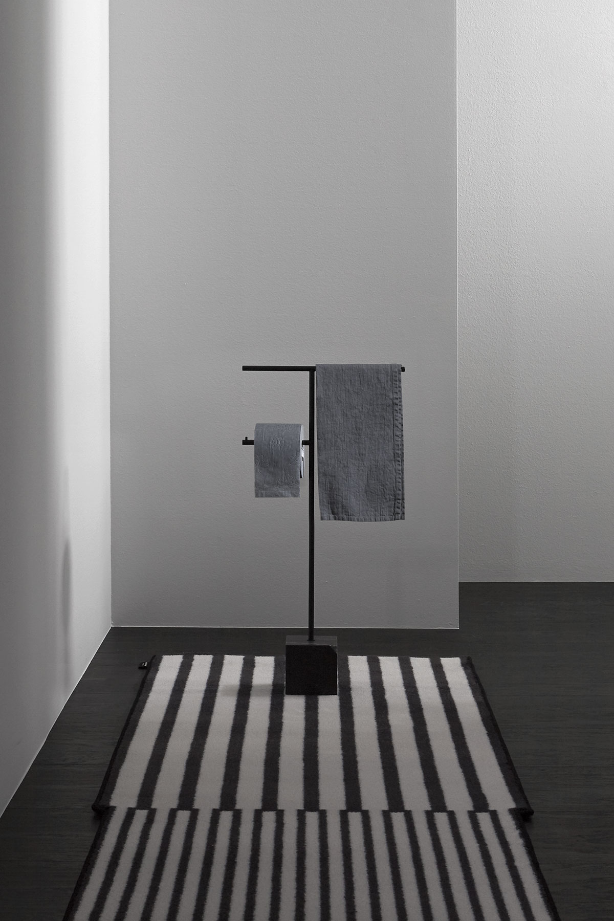 encounter between solidity and lightness, between gravity and the ability to hover in space.