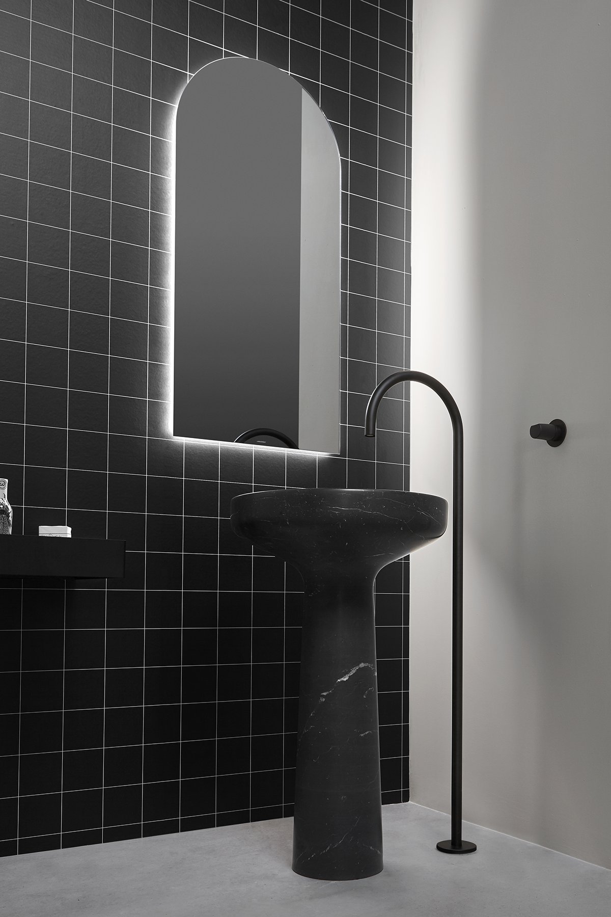 an organic DNA that softens the absolute geometries