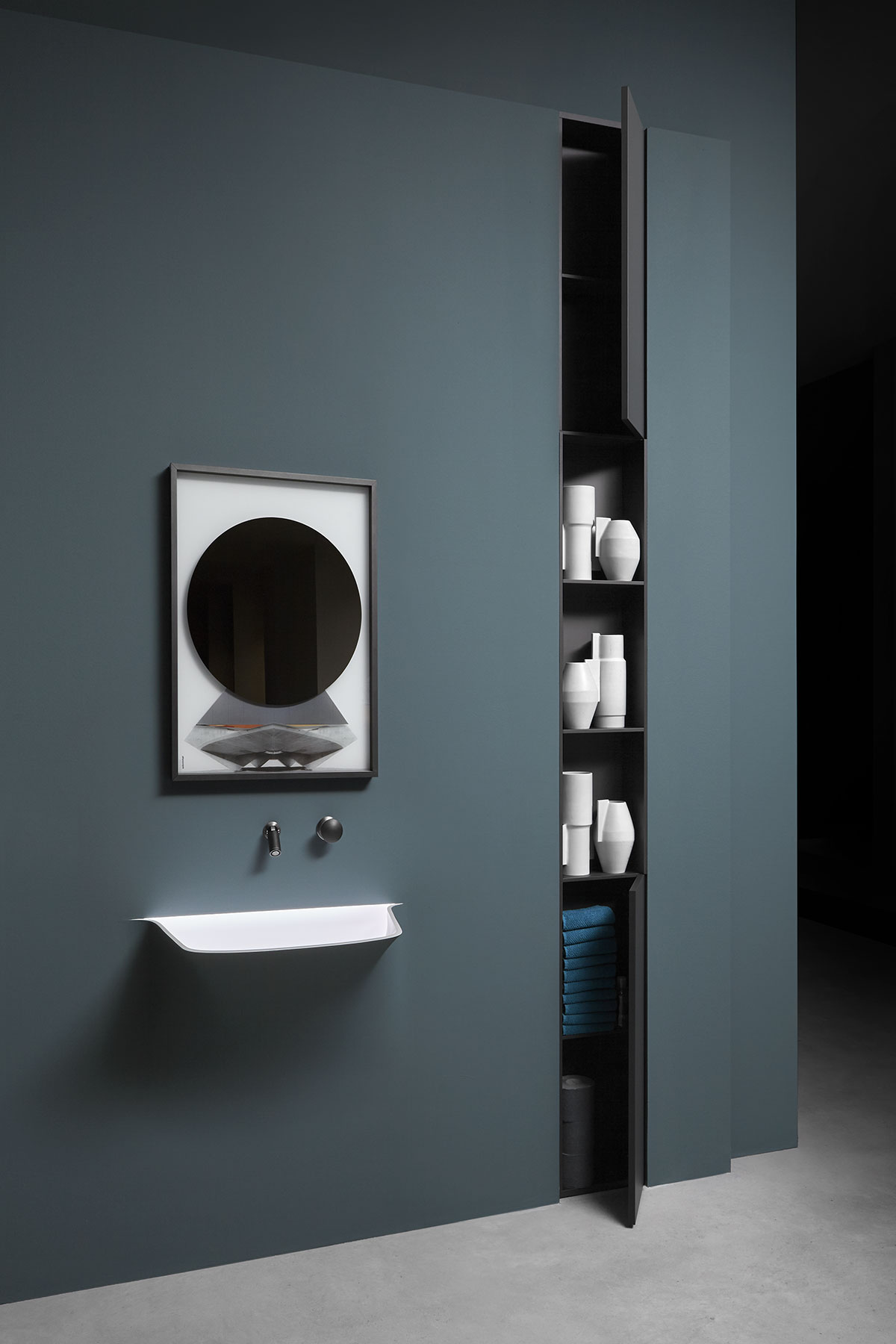 real geometric backdrops that refer to the image of avant-garde abstract.