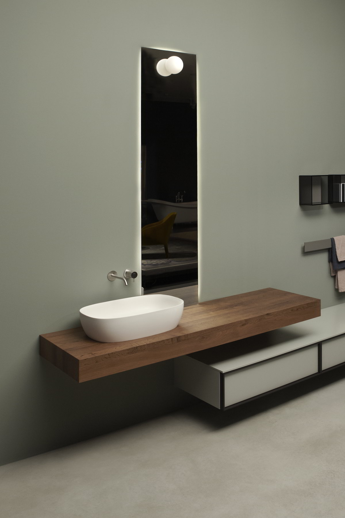 Soft, enveloping, sinuous with a thin border to define its volume.