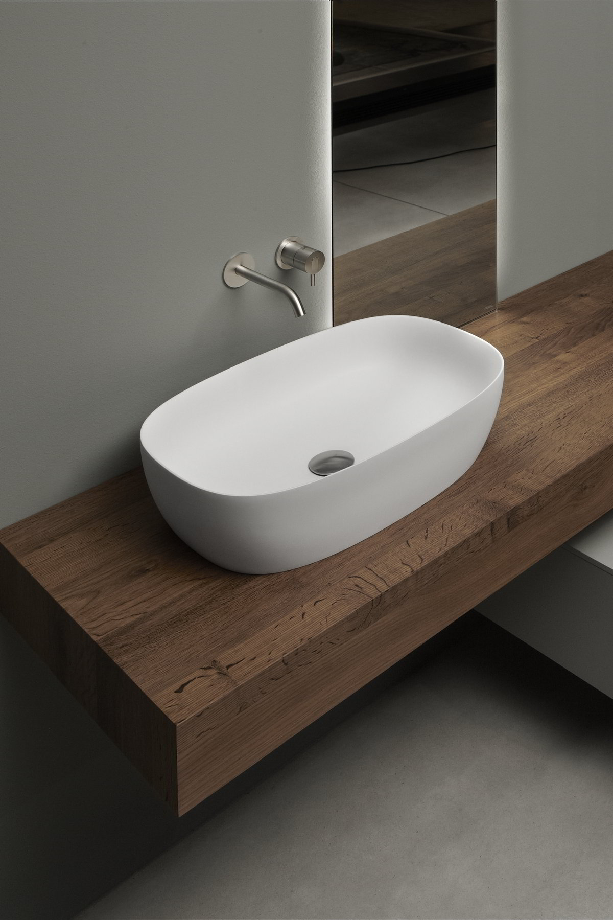 Soft, enveloping, sinuous with a thin border to define its volume.