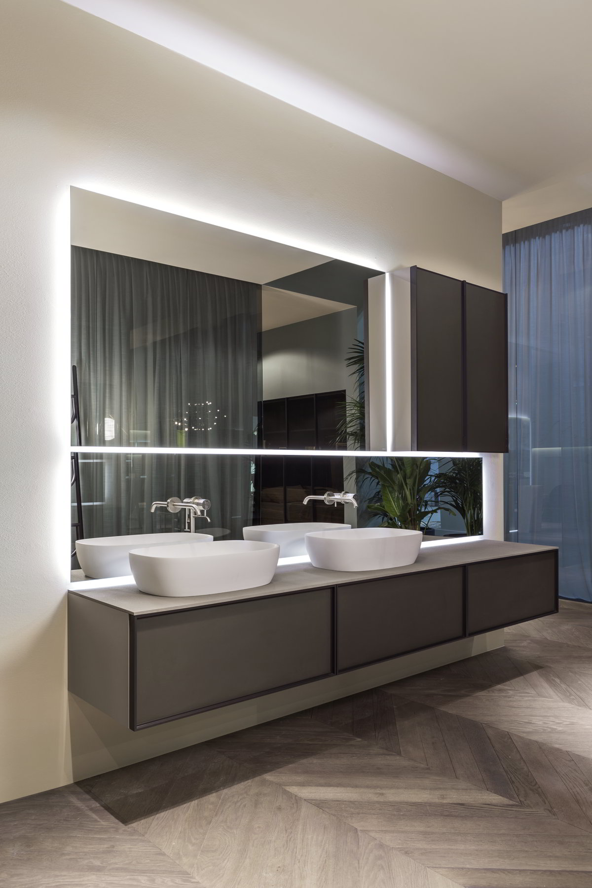 Soft, enveloping, sinuous with a thin border to define its volume.