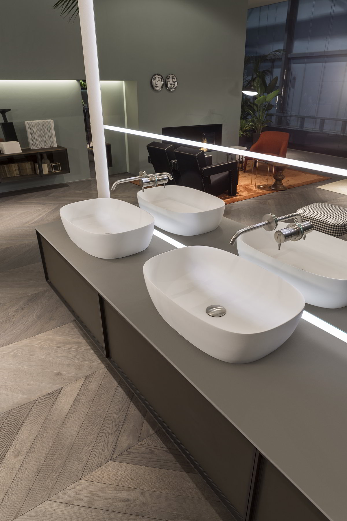 Soft, enveloping, sinuous with a thin border to define its volume.