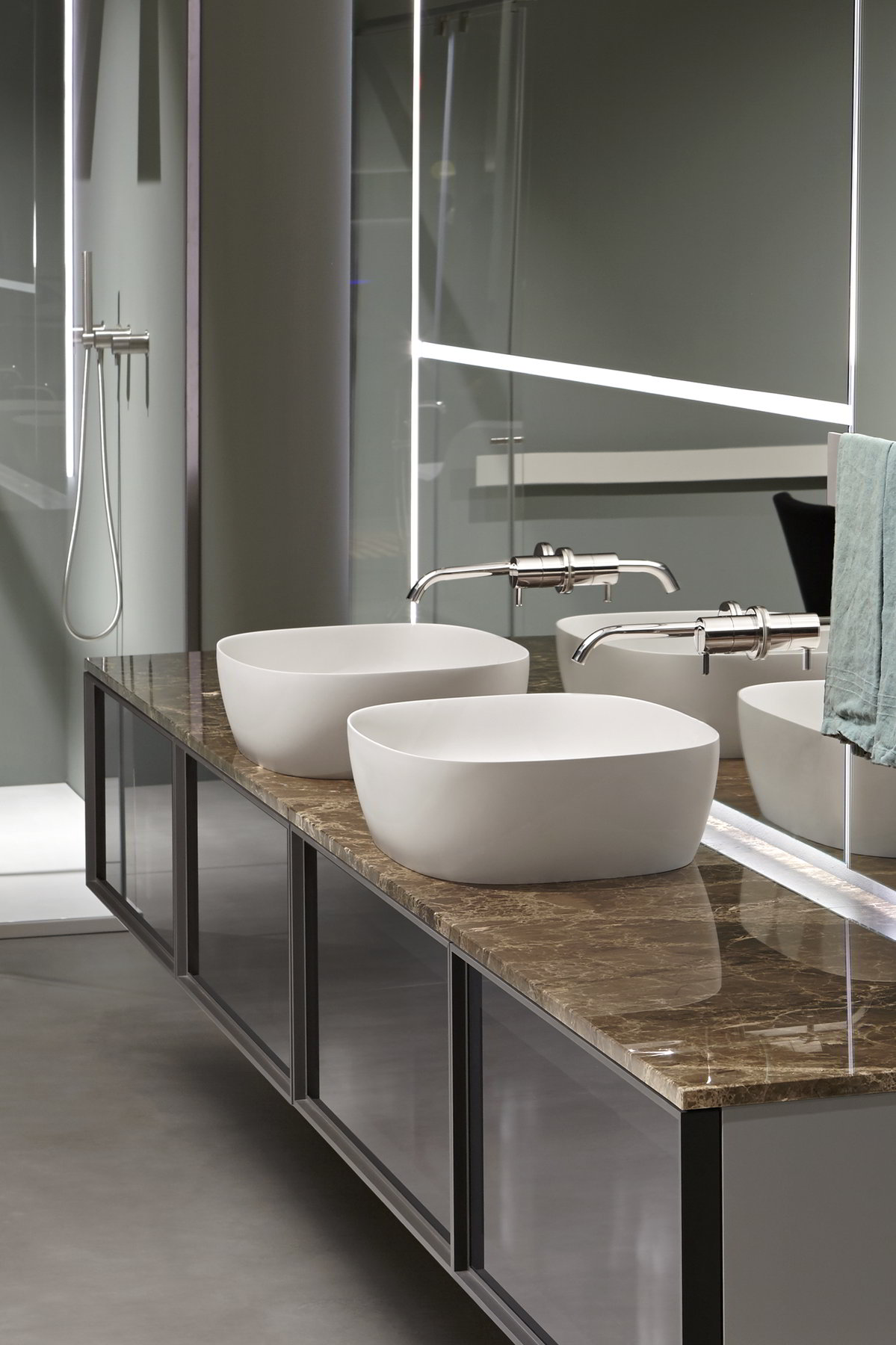 Soft, enveloping, sinuous with a thin border to define its volume.