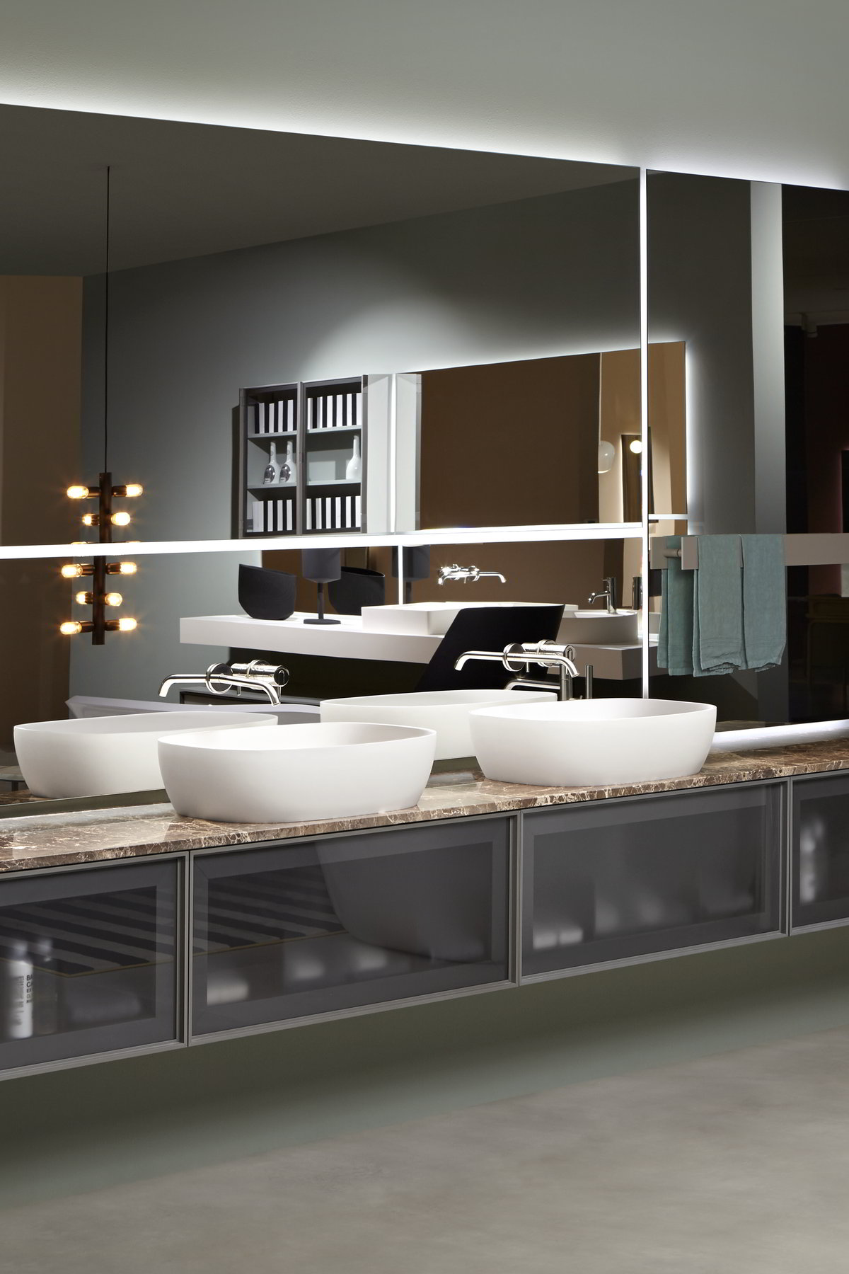 Soft, enveloping, sinuous with a thin border to define its volume.