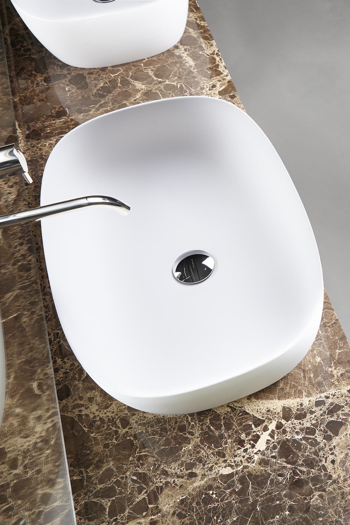 Soft, enveloping, sinuous with a thin border to define its volume.