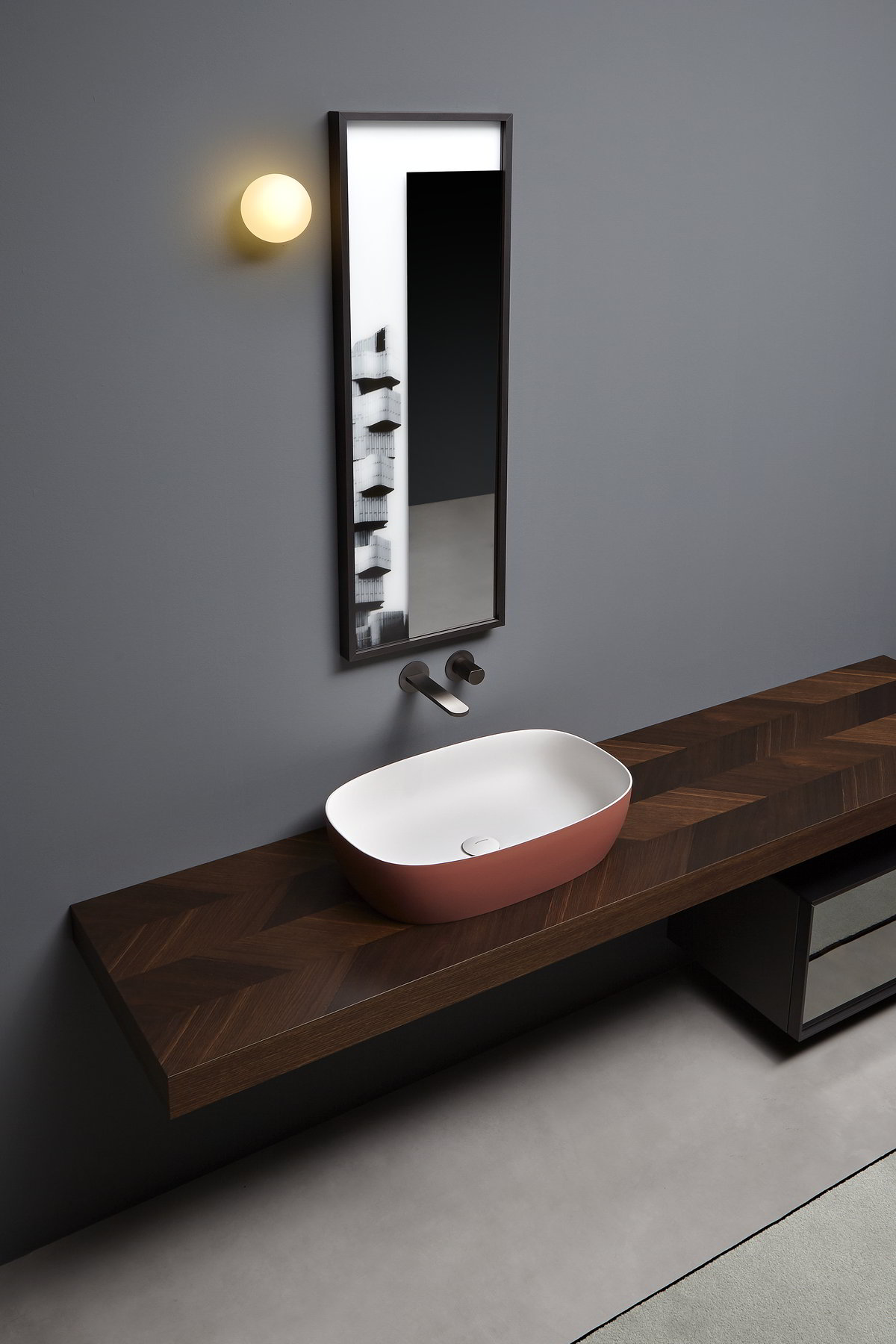 Soft, enveloping, sinuous with a thin border to define its volume.